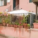 - Sleeps 3 & Swimming Pool Appartamento *