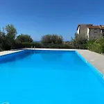 - Sleeps 3 & Swimming Pool Appartamento