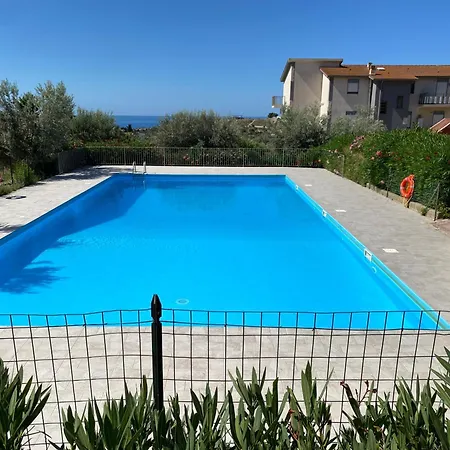 - Sleeps 3 & Swimming Pool Appartamento *