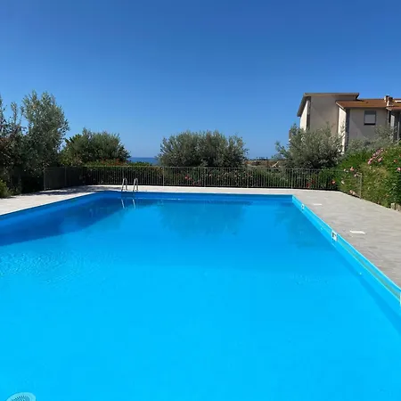- Sleeps 3 & Swimming Pool Апартаменты