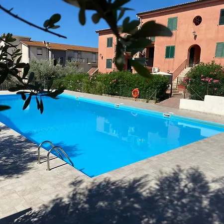 - Sleeps 3 & Swimming Pool Appartamento *